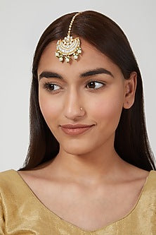 Gold Finish Maang Tikka With Green Kundan