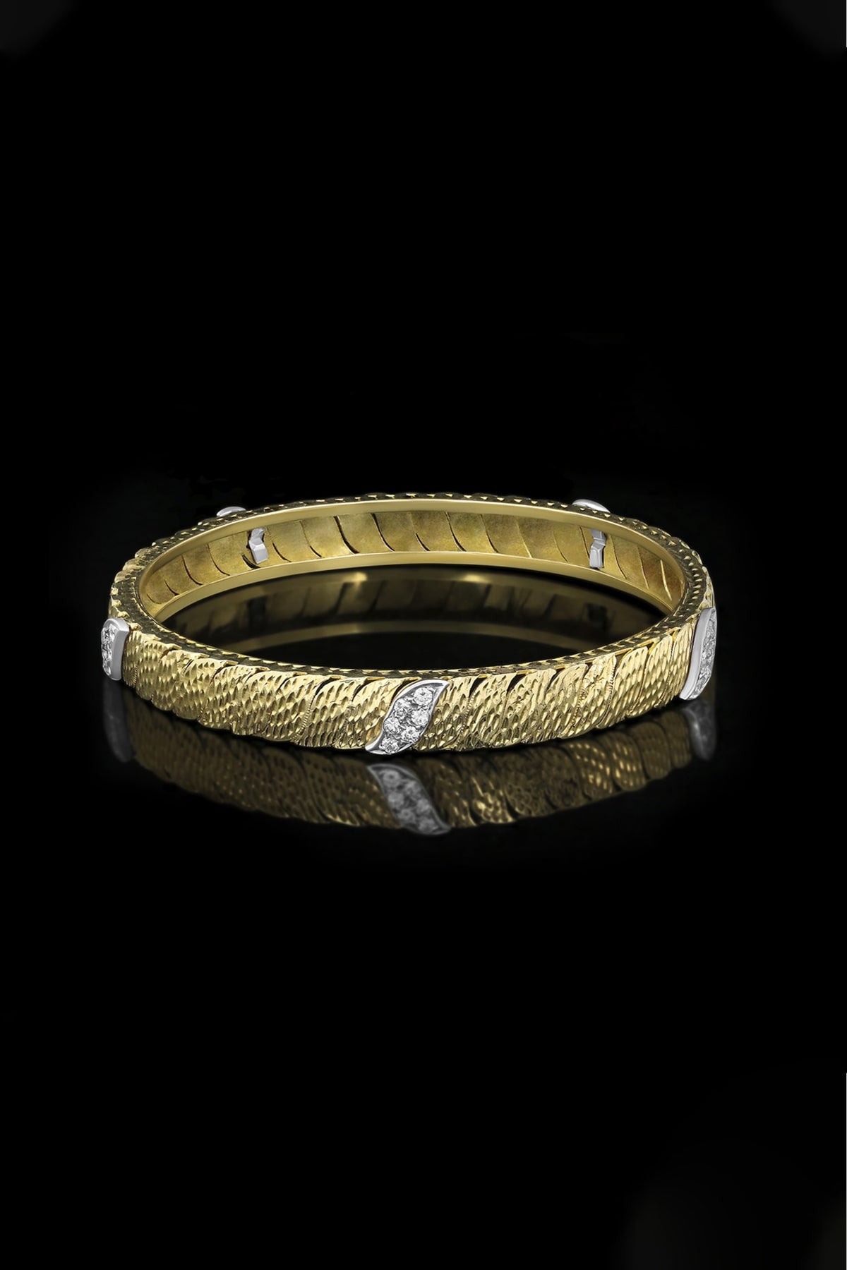 18kt Yellow Gold Finish Round-Shaped Diamond Bangle