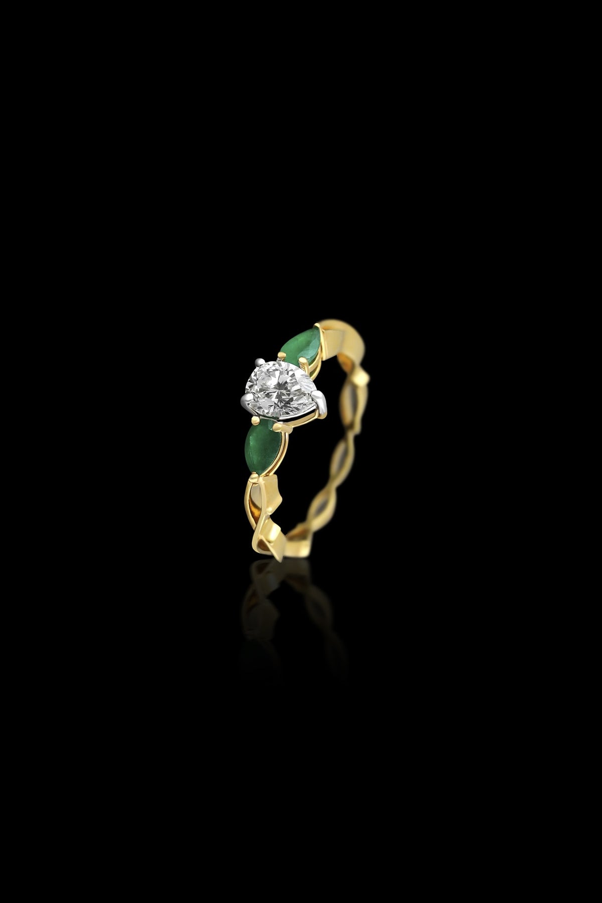 18kt Gold Finish Pear-Shaped Diamond & Emerald Stone Ring