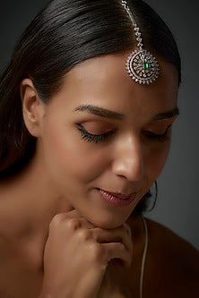 White Rhodium Finish Zircon & Green Stone Maang Tikka In Sterling Silver