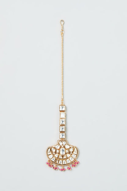 Gold Finish Maang Tikka With Kundan