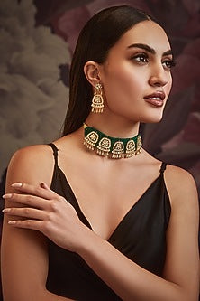 Gold Finish Kundan & Shell Pearl Choker Necklace Set