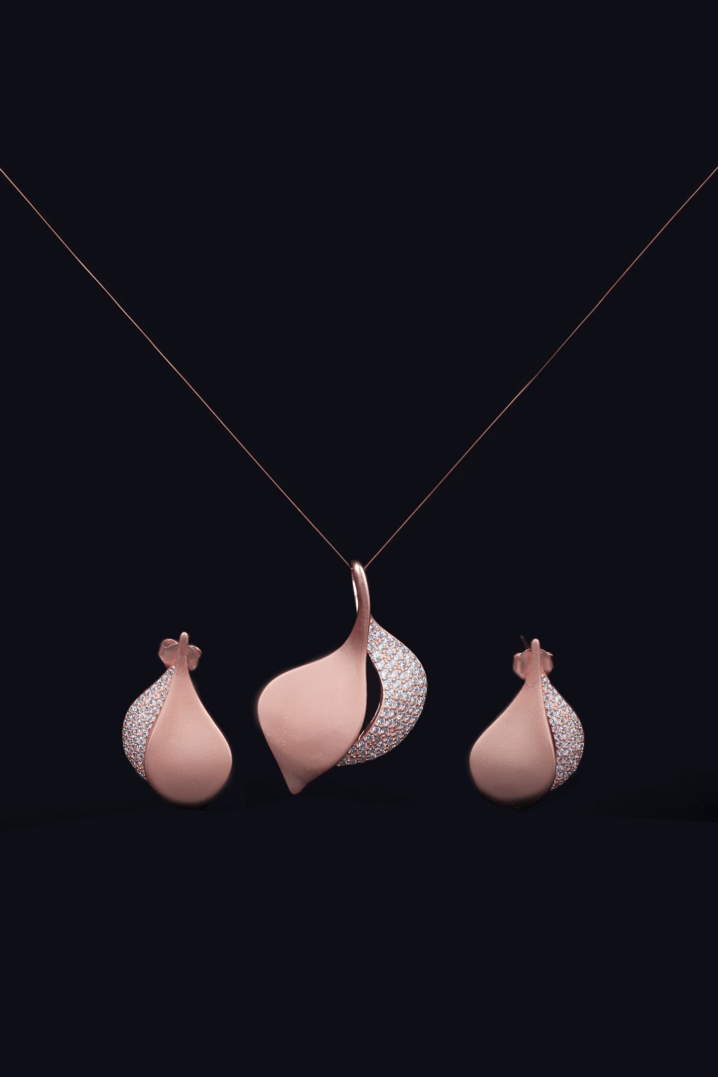Jiya Leaf Pattern Pendant With Earrings  