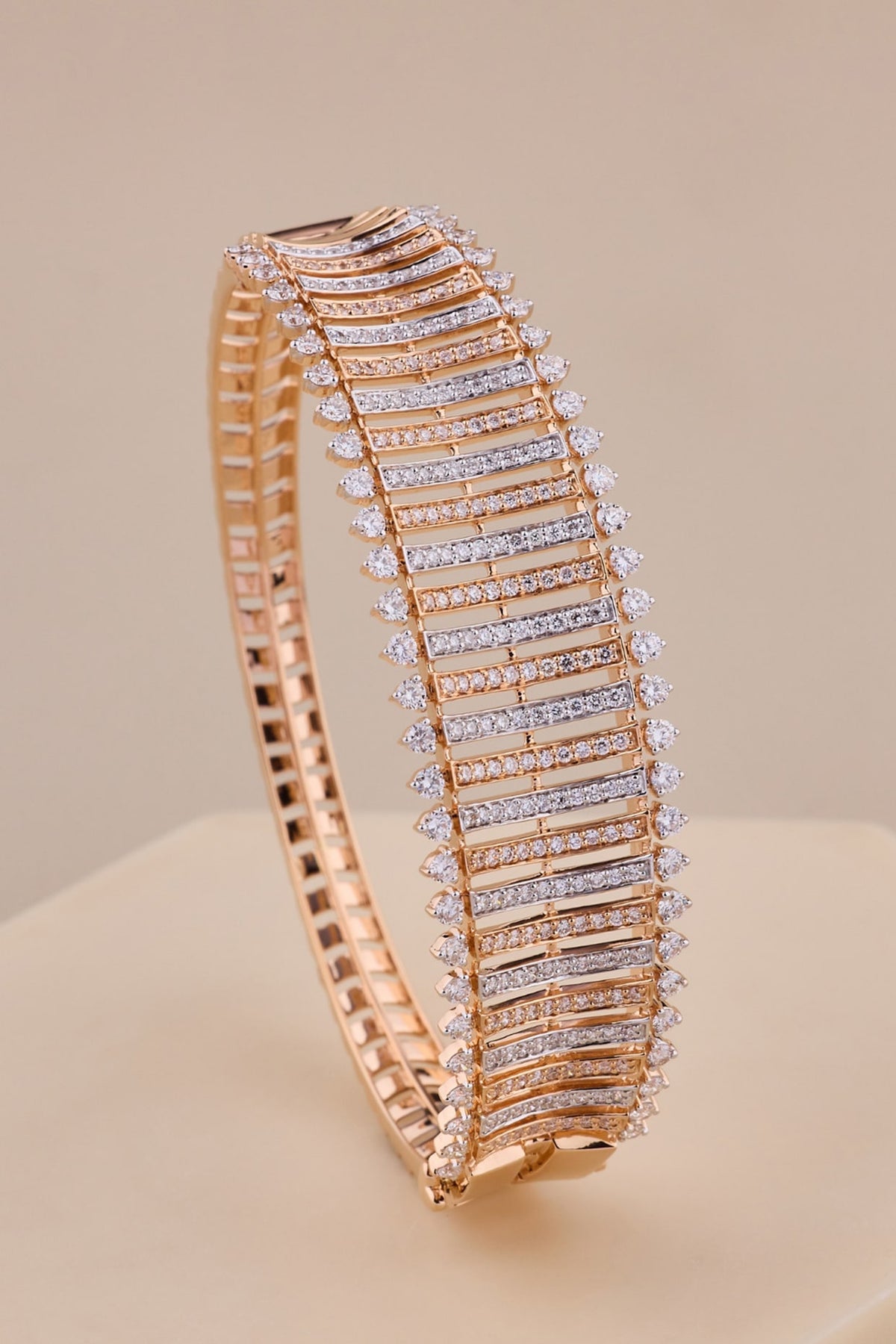 18kt Rose Gold Finish Round-Shaped Diamond Bangle