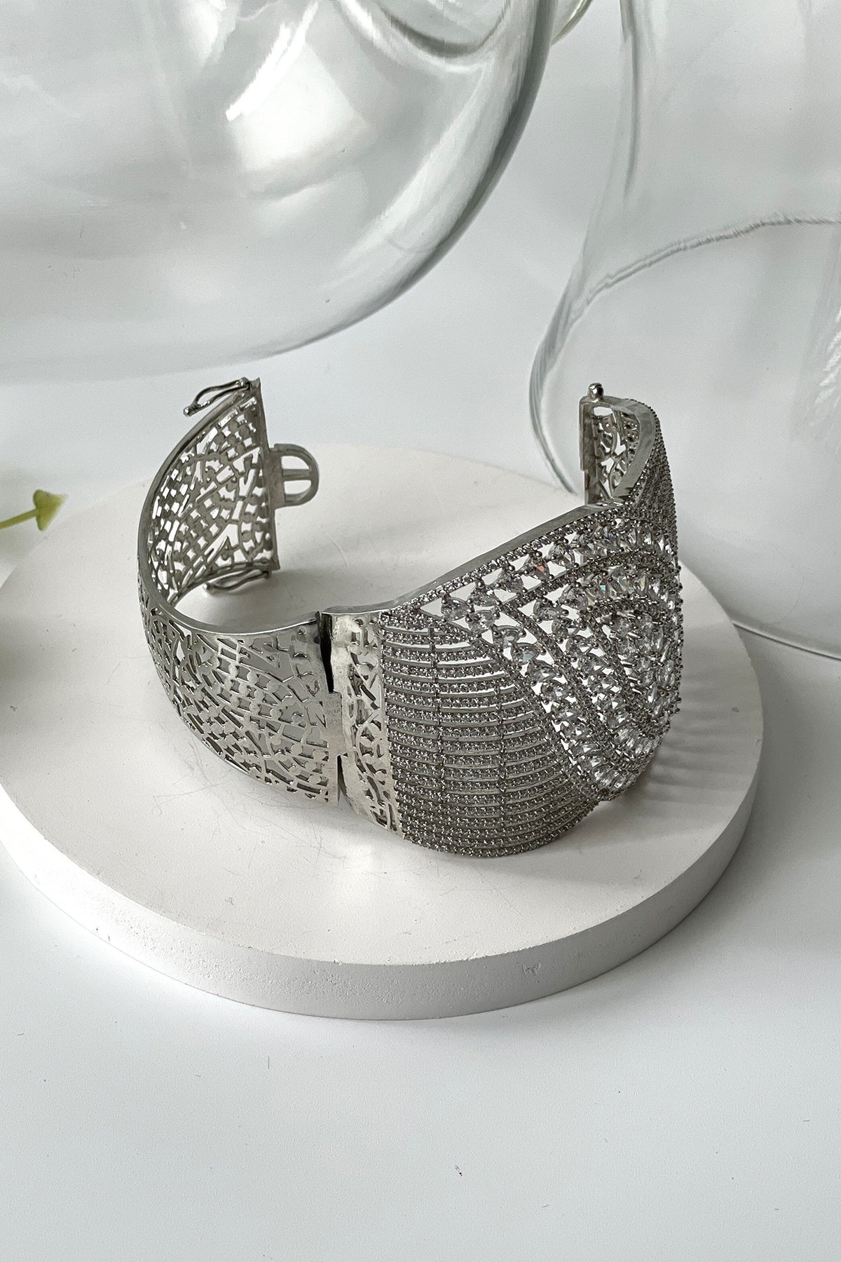 White Finish Zircon Openable Bracelet