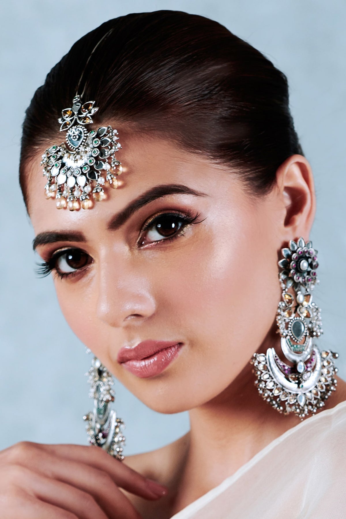White Finish Pearl & Mirror Maang Tikka In Sterling Silver