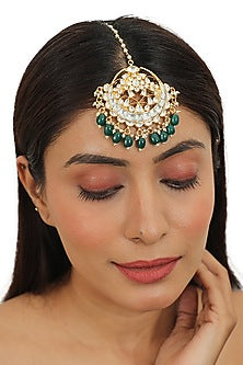 Gold Finish Maang Tikka With Emerald Beads