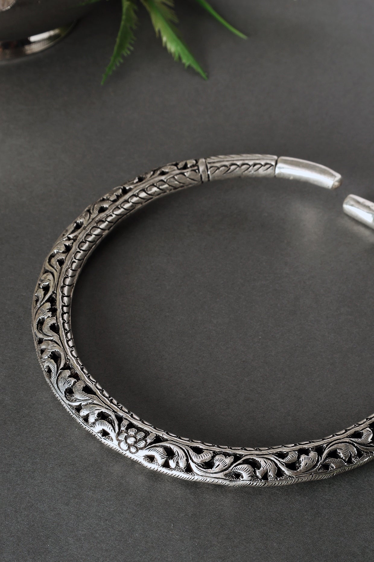 White Finish Temple Chitai Hasli Necklace In Sterling Silver