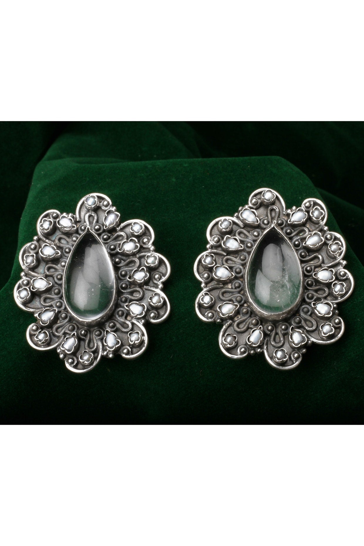 Oxidized Silver Finish Kundan Stud Earrings In Sterling Silver