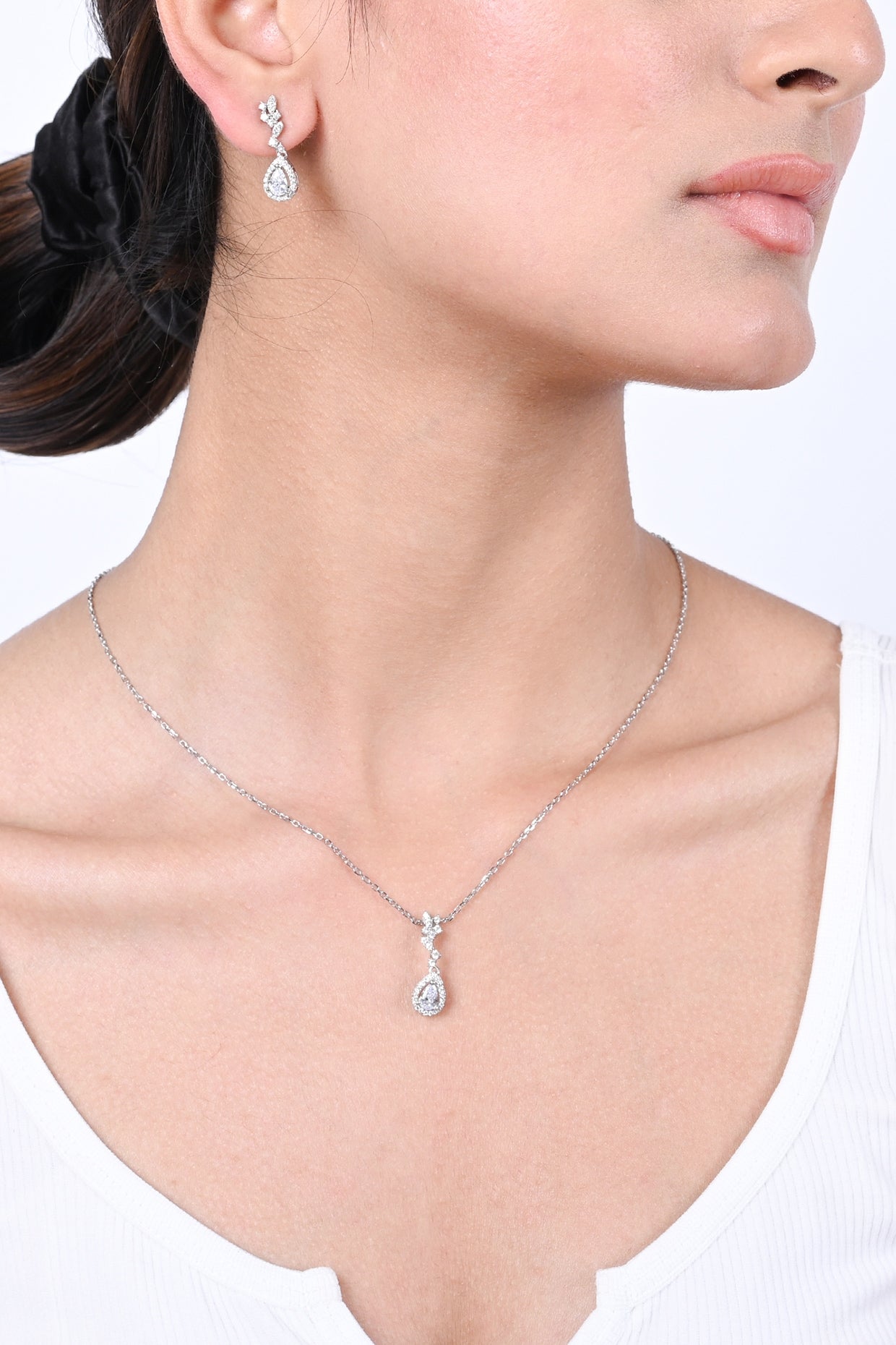 White Zircon & Petal Motif Pendant Necklace Set In Sterling Silver