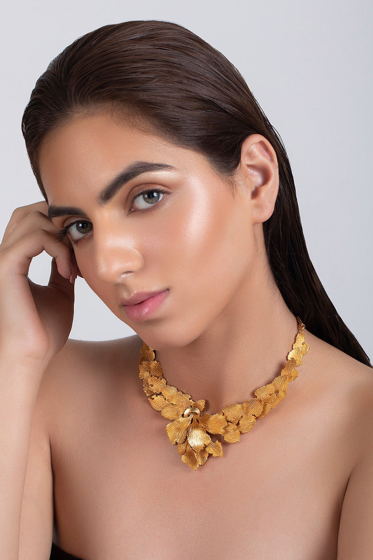 Handcrafted Leaf Carved Collar Necklace 