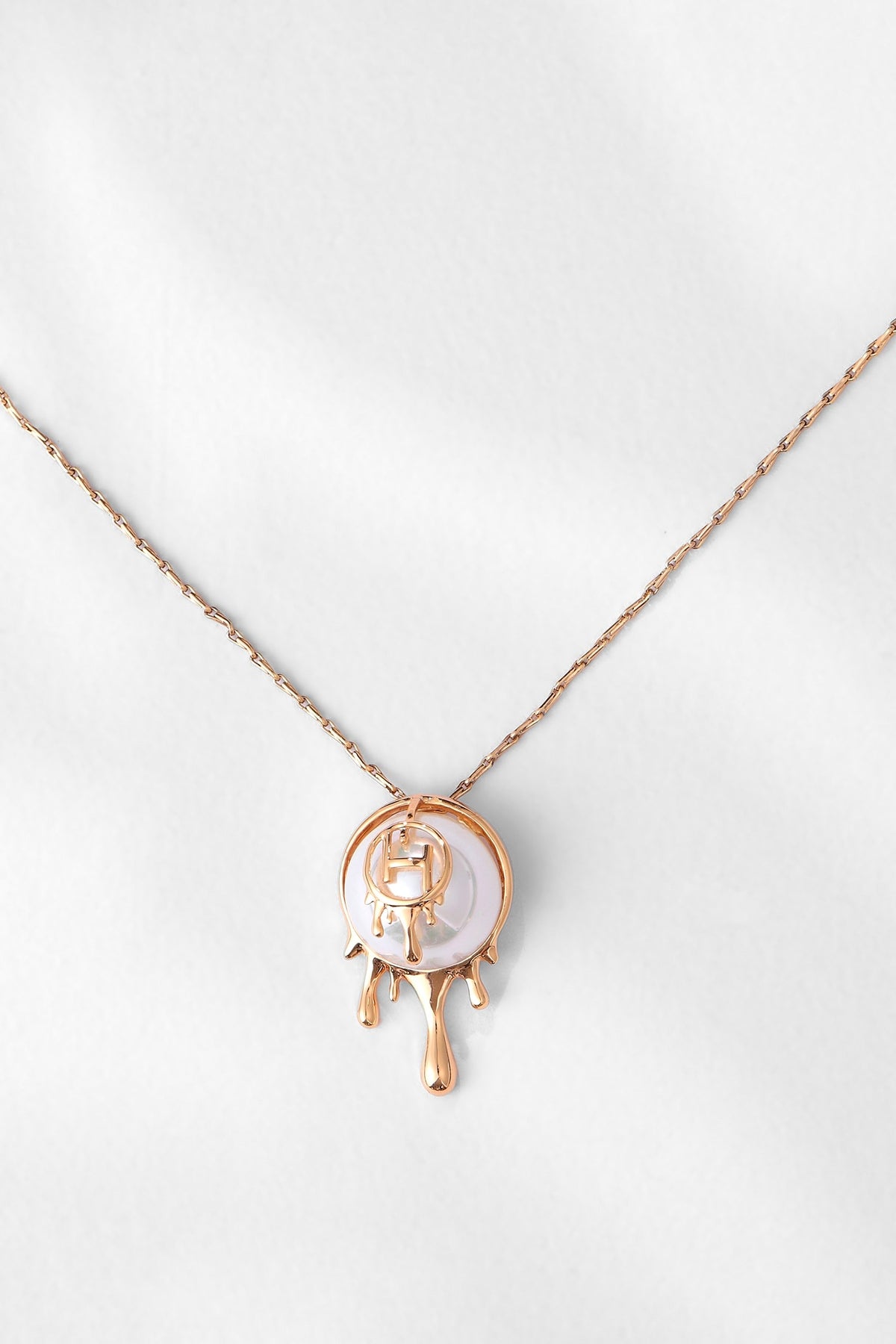Drip OH Palescent Pearl Pendant Necklace 