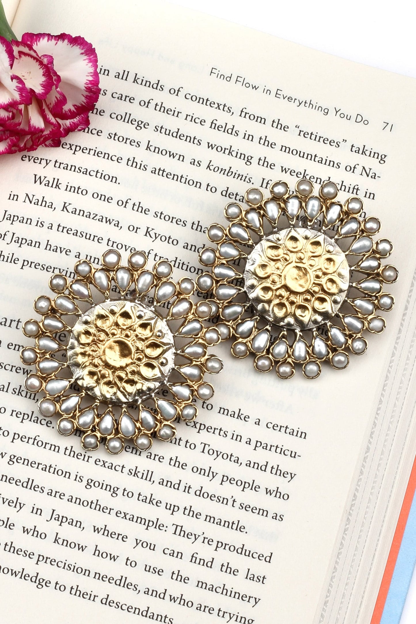 Carved Stud Earrings 