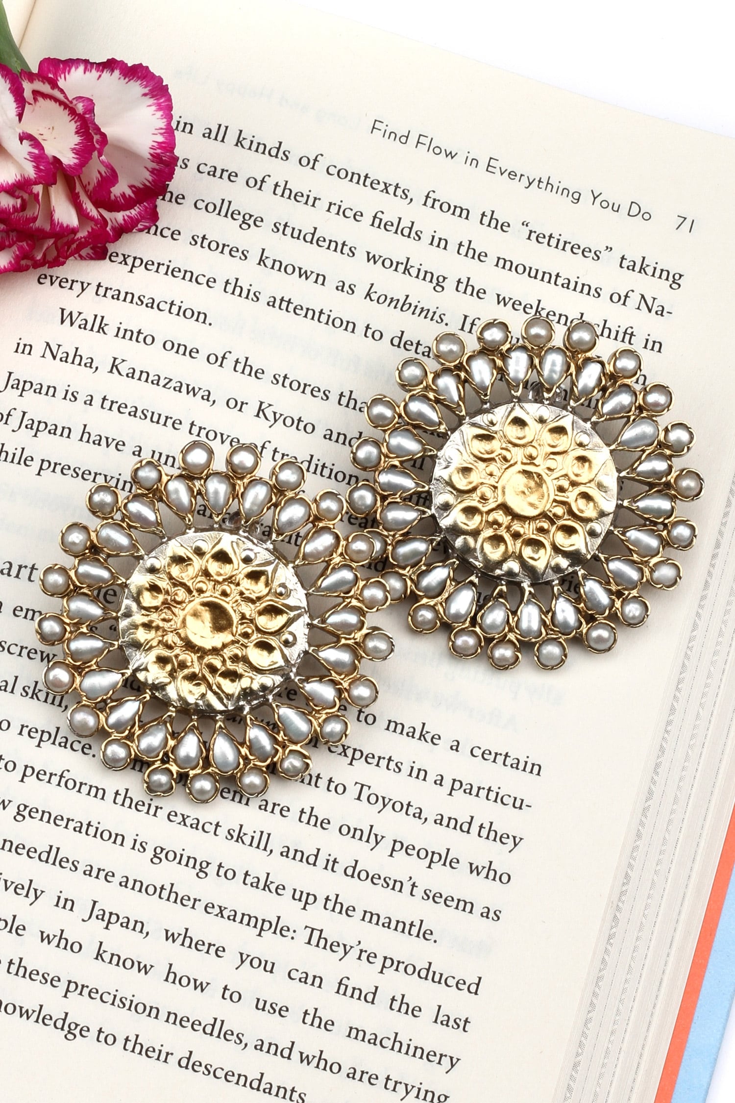 Carved Stud Earrings 