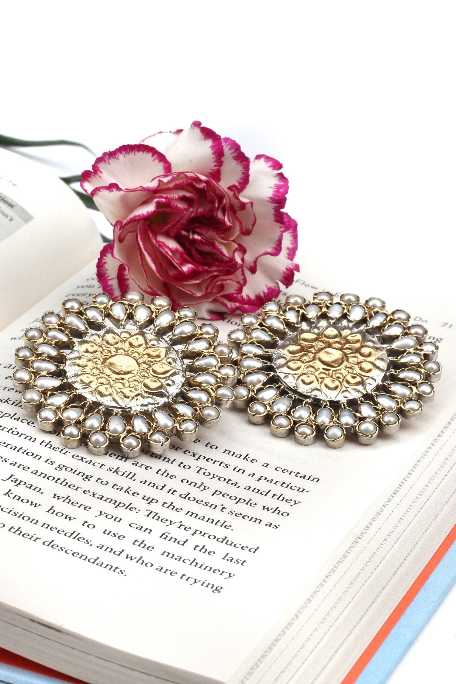 Carved Stud Earrings 