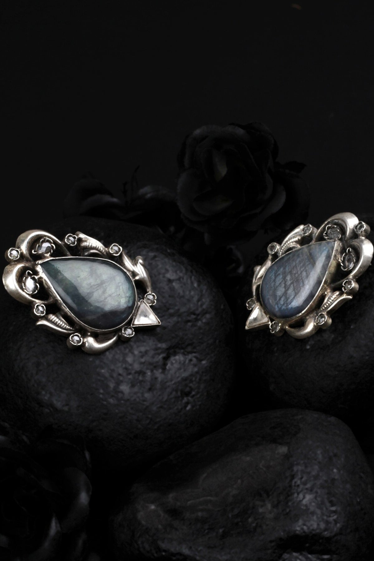 Teardrop Motif Stud Earrings 